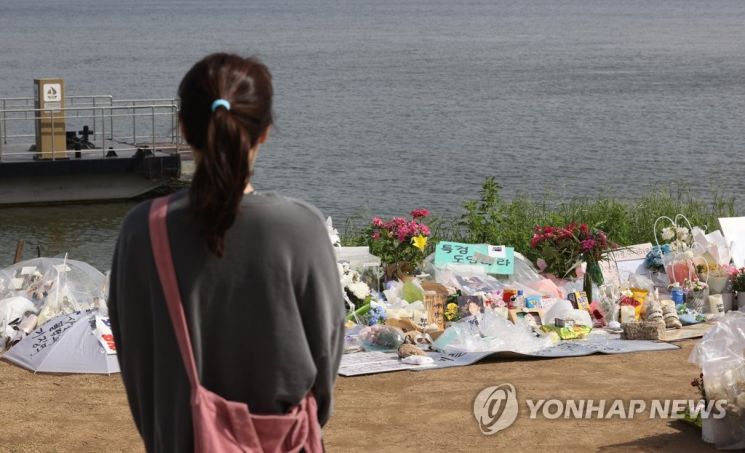 한강에서 실종된 뒤 숨진 채 발견된 고 손정민 씨 사건 관련 경찰 수사가 진행 중인 26일 오전 서울 반포한강공원에 마련된 손 씨 추모공간을 시민이 살펴보고 있다. / 사진=연합뉴스