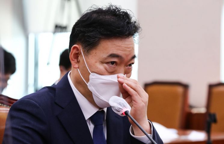 김오수 검찰총장 후보자가 26일 국회 법제사법위원회에서 열린 인사청문회에서 의원들로부터 질문받고 있다. / 사진=연합뉴스