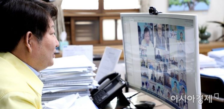 권영진 대구시장이 지난 4월13일 코로나19 범시민대책위원회 회의를 비대면으로 진행하고 있는 모습.
