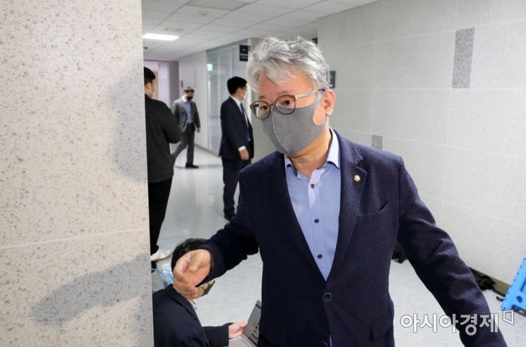 조응천 국회 국토위 간사가 27일 국회에서 열린 LH 혁신방안 논의를 위한 당정협의에 참석하고 있다./윤동주 기자 doso7@