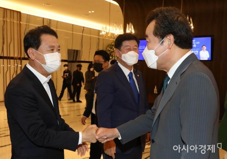 이광재 더불어민주당 의원이 27일 서울 여의도 중소기업중앙회에서 이낙연 전 대표와 인사를 나누고 있다. 이 의원은 이날 대선 출마를 선언했다./국회사진기자단