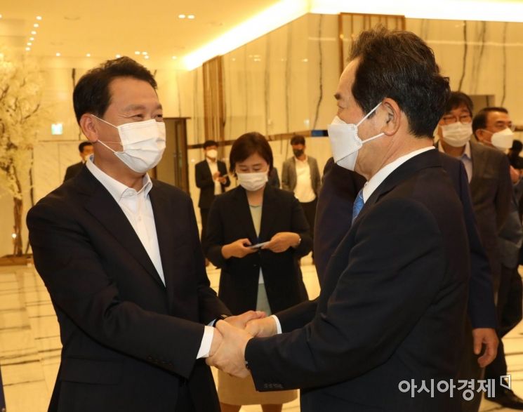 이광재 더불어민주당 의원이 27일 서울 여의도 중소기업중앙회에서 정세균 전 총리와 인사를 나누고 있다. 이 의원은 이날 대선 출마를 선언했다./국회사진기자단