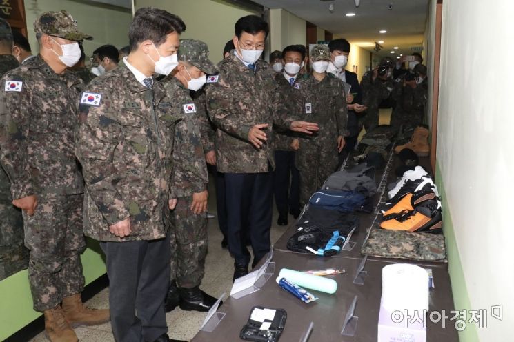 송영길 더불어민주당 대표가 27일 경기 양주시 72사단 202여단을 방문, 보급품을 살펴보고 있다./국회사진기자단