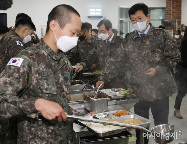 송영길 더불어민주당 대표가 27일 경기 양주시 72사단 202여단을 방문, 급식판에 음식을 담고 있다./국회사진기자단
