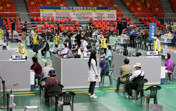 지난 24일 오전 광주 서구 염주체육관에 마련된 코로나19 예방접종센터에서 화이자 백신 1차 접종이 진행되고 있다. / 사진=연합뉴스