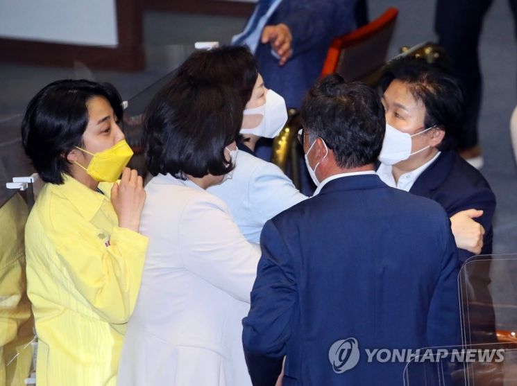 지난 13일 국회 본회의에서 당시 김부겸 국무총리 후보자 임명동의안 표결을 앞두고 문정복 더불어민주당 의원(오른쪽)이 배진교 정의당 원내대표의 의사진행발언에 대해 항의하자, 류호정 정의당 의원(왼쪽)이 문 의원에게 맞대응하고 있다. /사진=연합뉴스