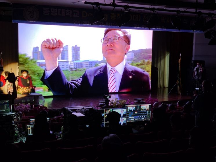 ‘두잉 총장’의 취임식 … 동명대 전호환 제10대 총장, 석좌교수 ‘인순이’와 대화