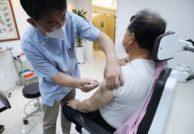 서울 동작구 연세이비인후과에서 시민들이 코로나19 백신 접종을 받고 있다. [이미지출처=연합뉴스]