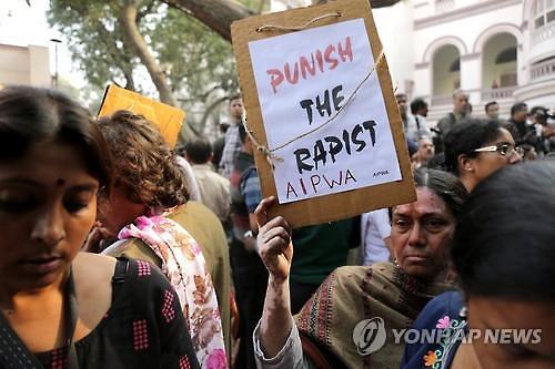 인도 여성들이 성범죄를 규탄하는 집회에 참여하고 있는 모습. 사진은 기사 중 특정 표현과 무관.  [이미지 출처=EPA 연합뉴스]