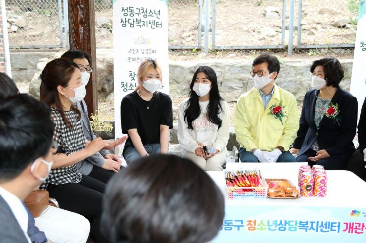 26일 청소년, 학부모, 지역주민과 함께 이야기를 나누고 
   있는 정원오 성동구청장