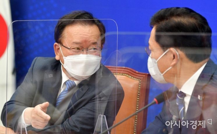 송영길 더불어민주당 대표와 김부겸 국무총리가 28일 국회에서 열린 고위 당정청협의회의에 참석, 회의 도중 이야기를 나누고 있다./윤동주 기자 doso7@