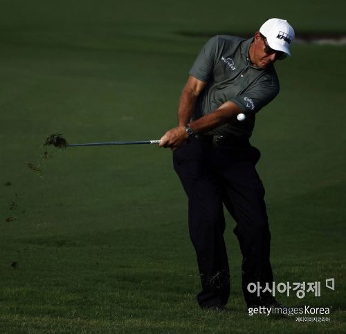 '최고령 메이저챔프' 필 미컬슨이 찰스슈왑챌린지 첫날 11번홀에서 칩 샷을 하고 있다. 포트워스(美 텍사스주)=Getty images/멀티비츠