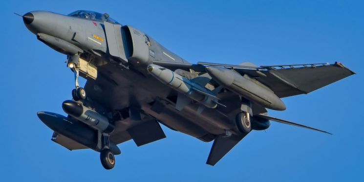 [종합]F-4 전투기 1대 서해상 추락… 조종사 무사 탈출