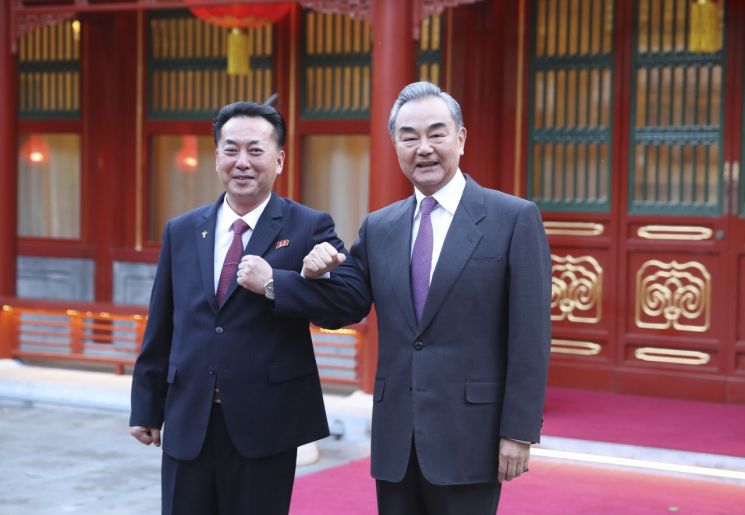 5월 27일 베이징에서 만난 리룡남 주중 북한 대사(왼쪽)와 왕이 중국 외교부장 [이미지출처=연합뉴스]