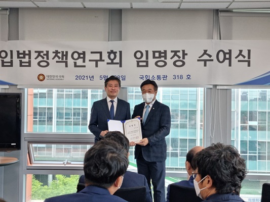 (우측)윤호중 더불어민주당 원내대표가 (우측)조요한 광운대학교 교수에게 정책연구소장 임명장을 수여하고 있다. / ⓒ 아시아경제