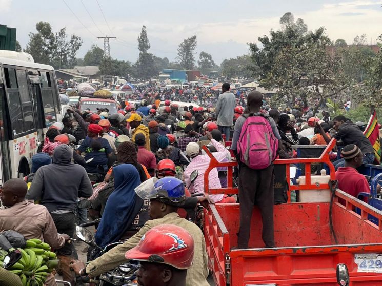 아프리카 콩고민주공화국의 니라공고 화산이 최근 또다시 폭발 위험을 보이자, 인근 고마시 주민 40만여 명이 피난길에 나섰다. [사진제공=CNN]
