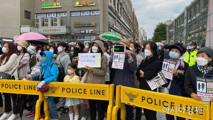 29일 오후 서울 서초구 고속터미널역 입구에서 반포한강사건 진실을 찾는 사람들(반진사) 주최로 열린 진실 규명을 위한 집회에 참석한 시민들이 경찰의 공정 수사를 촉구하고 있다. 사진=이경도 PD lgd0120@asiae.co.kr