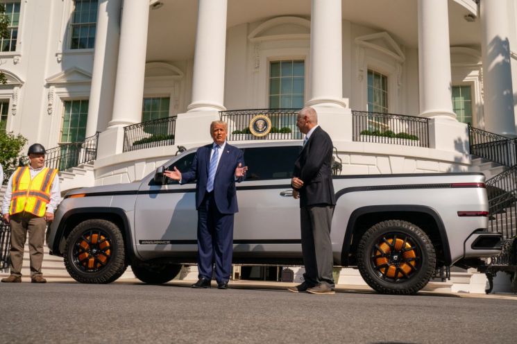 지난해 9월 도널드 트럼프 미국 전 대통령과 스티브 번 로즈타운모터스 최고경영자가 백악관에 마련된 전기픽업트럭 앞에서 얘기하고 있다.<이미지출처:연합뉴스>