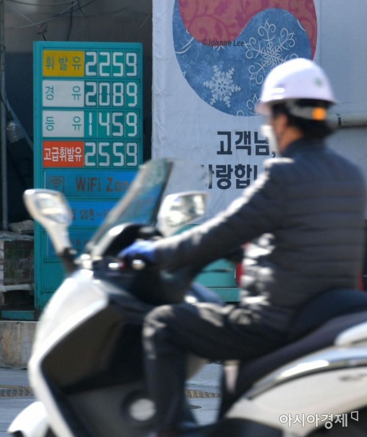 30일 서울시내 중심가의 한 주유소에서 보통휘발유가 2,259원에 판매되고 있다. 전국 평균 휘발유 가격은 4주 연속 상승하며 리터당 평균 1,547원을 기록했다. /윤동주 기자 doso7@