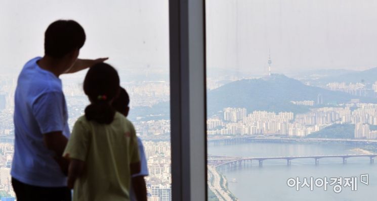5월의 마지막 휴일인 30일 서울 송파구 롯데월드타워 전망대 서울스카이를 찾은 시민들이 서울시내 전경을 바라보고 있다./윤동주 기자 doso7@