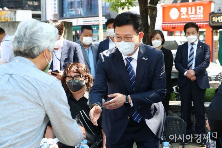 송영길 더불어민주당 대표가 30일 서울 마포구 경의선숲길공원에서 열린 국민소통 민심경청 프로젝트 '문화예술인 간담회'에 참석, 참석자들과 인사를 나누고 있다./국회사진기자단