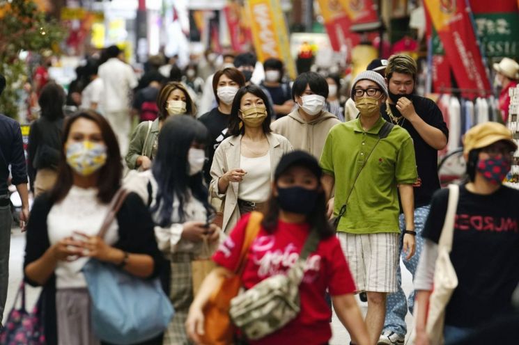 일본 중부 나고야의 쇼핑거리를 행인들이 마스크를 착용한 채 걸어가고 있다. [이미지출처=연합뉴스]