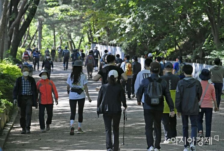 꼬박 7시간 '등산 면접' 논란…"채용갑질vs기업자유"