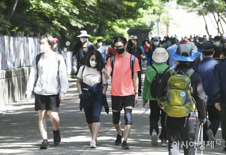 서울 신림동 관악산을 찾은 시민들. 기사 내용과 무관한 자료사진. 아시아경제DB