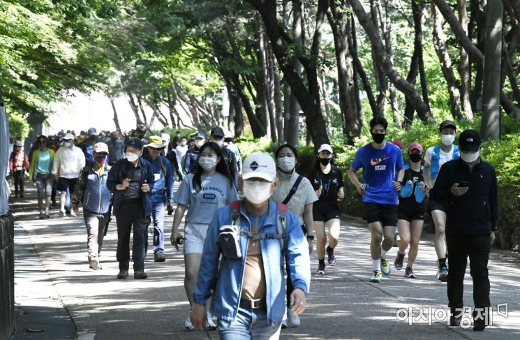 관악산을 찾은 시민들이 가벼운 차림으로 휴일을 만끽하고 있다. 기사 내용과 무관. 윤동주 기자
