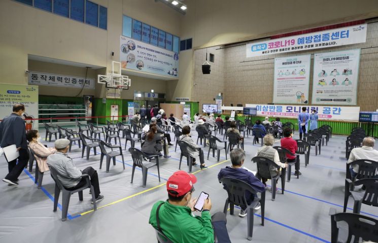 휴일인 29일 오전 서울 동작구 코로나19 예방접종센터가 설치된 사당종합체육관에서 시민들이 접종을 받은 뒤 이상반응 여부를 관찰하고 있다. [이미지출처=연합뉴스]