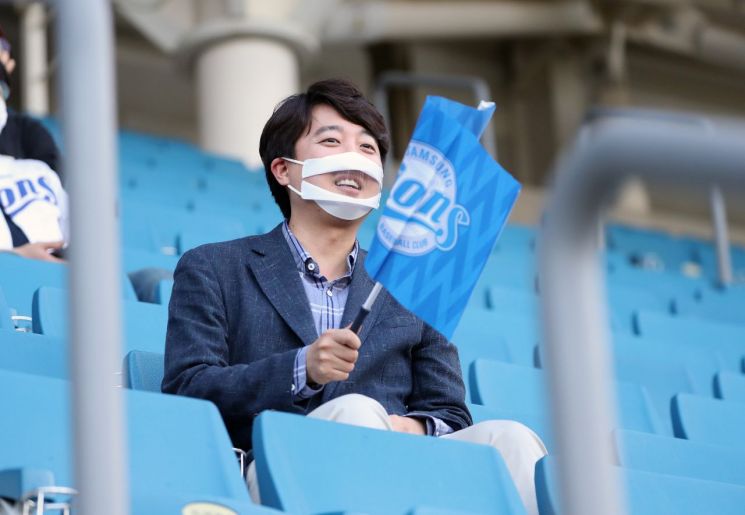 이준석 전 국민의힘 최고위원이 지난 28일 오후 대구 수성구 삼성라이온즈파크를 찾아 야구 경기를 보고 있다. /사진=연합뉴스