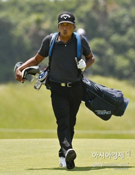 Jubik Pagunsan plays on the final day of the Mizuno Open, carrying his own golf bag.