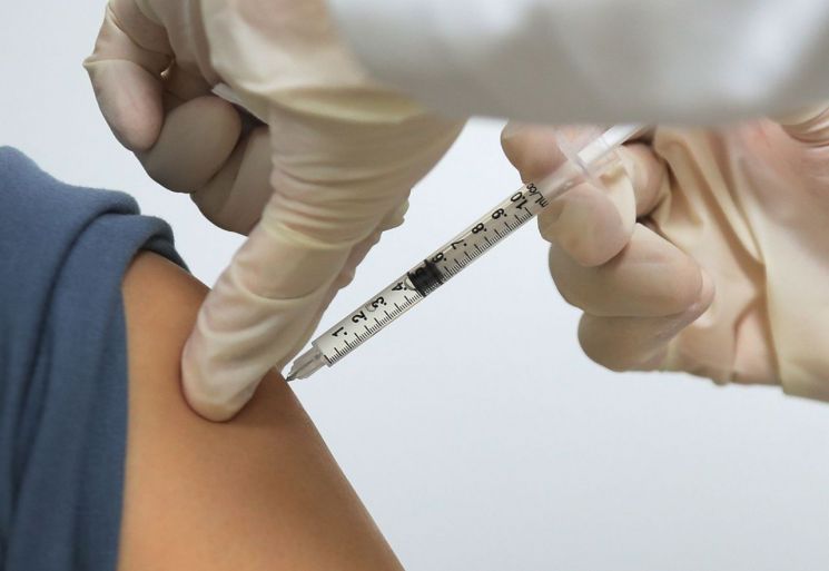 당국 "백신 오접종 신고 105건…대부분 '20대에 AZ백신 접종'"(상보)