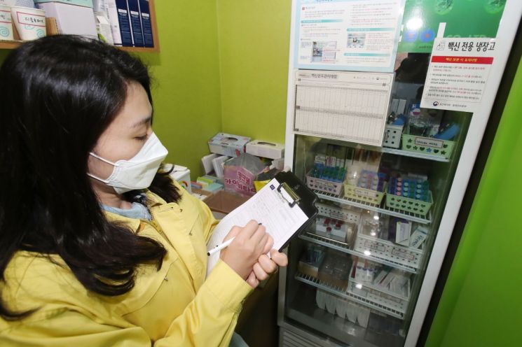 성동구 직원이 지난달 26일 성동구 왕십리도선동에 소재한 삼성키즈아이소아청소년과에 방문, 위탁의료기관 점검을 하고 있다.