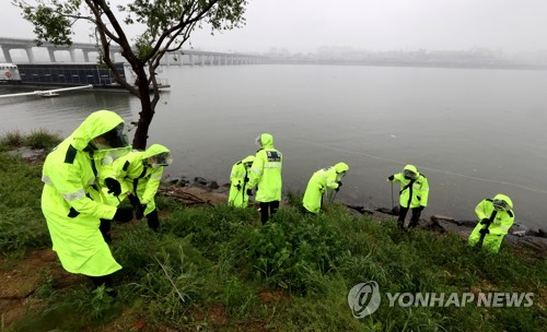 서울 반포한강공원 인근에서 친구A씨의 휴대전화 수색 작업을 벌이는 경찰. / 사진=연합뉴스
