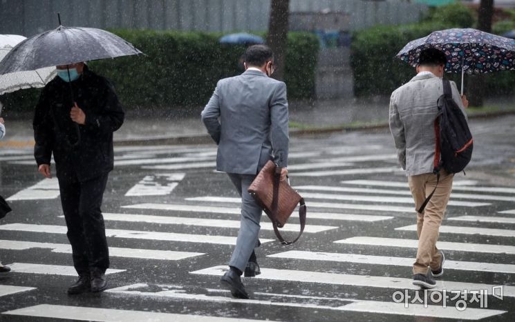 중부지방 곳곳에 비가 내린 1일 서울 광화문 인근 거리에서 우산을 준비하지 못한 한 출근길 시민이 발걸음을 재촉하고 있다./김현민 기자 kimhyun81@