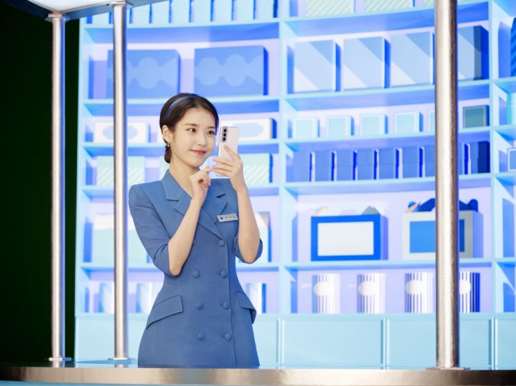 "웨이브에 있었어" 아이유가 추천한 '역주행 기원' 콘텐츠는?