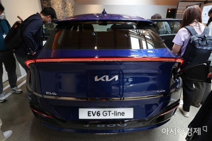 1일 서울 성동구 코사이어티에서 기아 전기차 'EV6' 실차 전시 행사가 열렸다. EV6 GT-Line 모델이 전시돼 있다. /문호남 기자 munonam@
