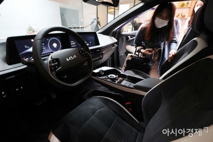 1일 서울 성동구 코사이어티에서 기아 전기차 'EV6' 실차 전시 행사가 열렸다. EV6 GT-Line 모델이 전시돼 있다. /문호남 기자 munonam@