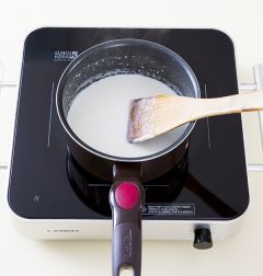 4. 냄비에 우유 소스를 넣어 은근한 불에 3분 정도 묽게 끓인다. (tip. 우유소스는 요리법에 따라 농도는 묽게 사용하거나 되직하게 사용할 수 있다. 너무 센불에서 끌이지 말고 은근한 불에서 바닥이 눌어 붙지 않도록 저어주며 끓인다.)
