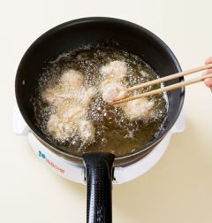 2. 녹말가루와 튀김가루를 섞어서 닭 다리살에 넣어 버무린 다음 170℃의 튀김기름에 노릇노릇하게 튀긴다.
