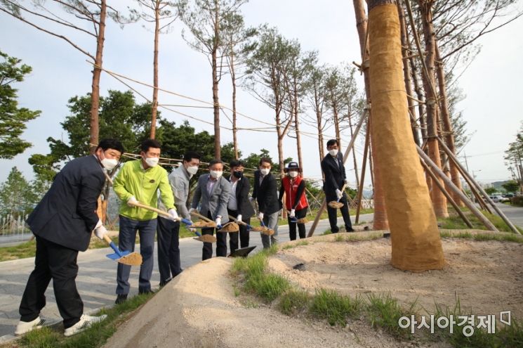 이강덕 포항시장 등이 1일 평생학습원 뱃머리마을 문화숲에서 식재 행사를 갖고 있는 모습.