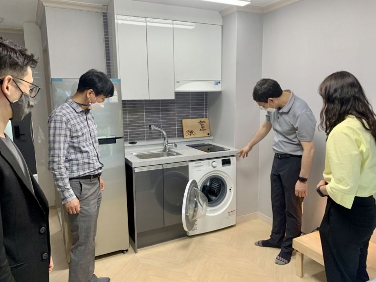 2일 개소한 '삼성 희망디딤돌' 광주센터의 관계자들이 내부 시설을 둘러보고 있다.