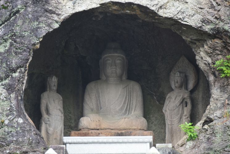 경주 석굴암의 원조로 불리는 군위삼존석불