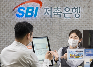 SBI저축은행이 디지털 디바이스를 활용해 금융업무를 처리할 수 있는 디지털 창구 시스템을 오픈했다. 사진=SBI저축은행