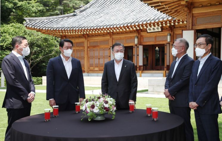 4대그룹 총수 만난 文대통령…이재용 부회장 사면언급 관심 