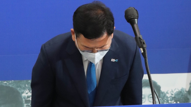 송영길 더불어민주당 대표가 2일 국회 당대표회의실에서 열린 '민주당 국민소통·민심경청 프로젝트 대국민 보고'에 입장, 인사하고 있다./사진제공=연합뉴스