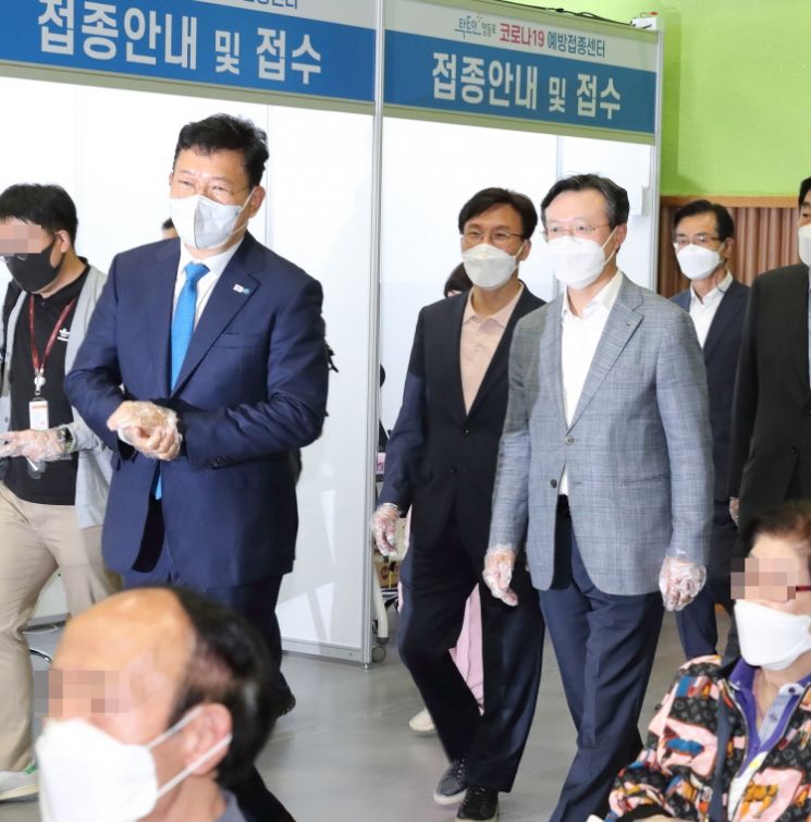 [포토]채현일 영등포구청장 송영길 대표·김민석 의원과 함께 예방접종센터 찾아 