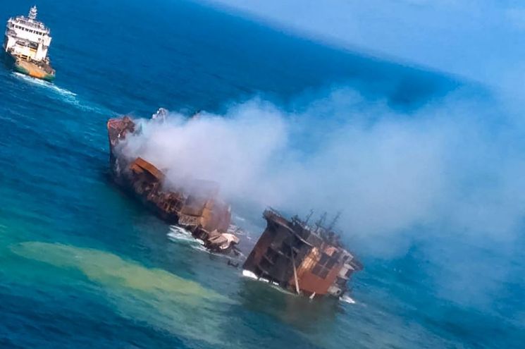 화학물질 실은 컨테이너선 화재…스리랑카 앞바다서 침몰 중