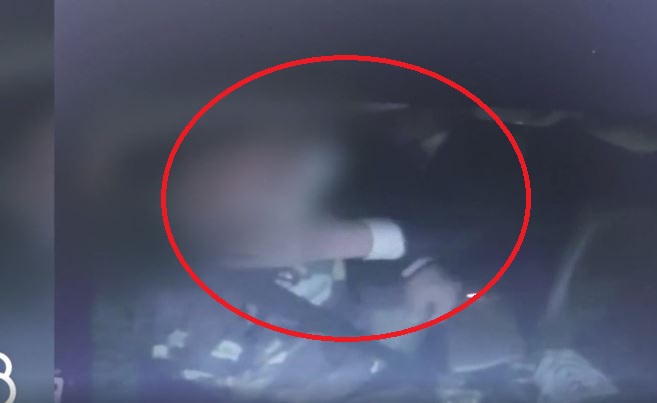 이 차관이 갑자기 손을 뻗어 택시기사의 목덜미를 잡는다. / 사진=SBS 방송 캡처